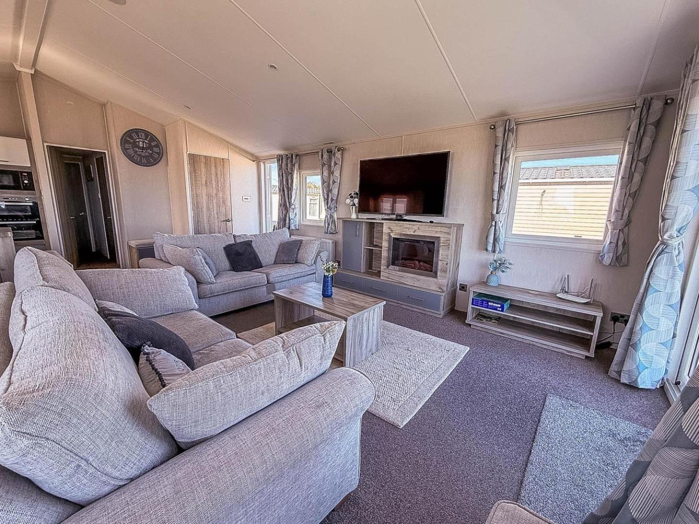 Stunning 6 Berth Lodge With Full Sea Views In Suffolk Ref 68007Cr Lowestoft Extérieur photo