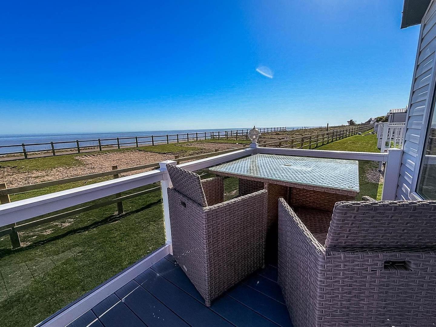Stunning 6 Berth Lodge With Full Sea Views In Suffolk Ref 68007Cr Lowestoft Extérieur photo