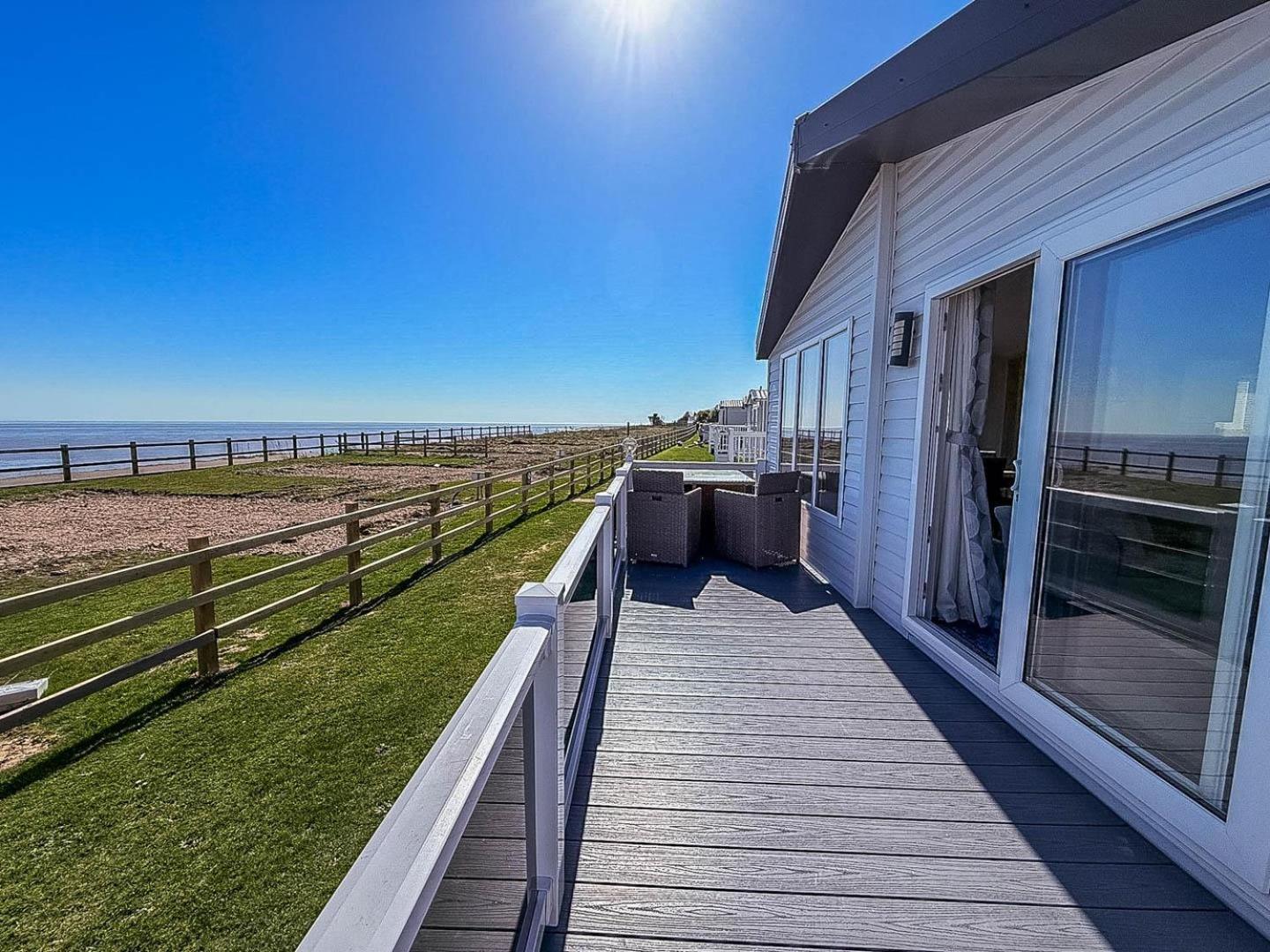 Stunning 6 Berth Lodge With Full Sea Views In Suffolk Ref 68007Cr Lowestoft Extérieur photo